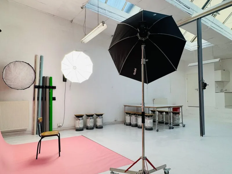 Werk[39]: Studio mit Oberlicht, Lichtformer und Set-Aufbau