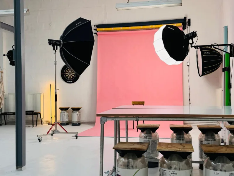Werk[39]: Studiofläche mit Softbox und Hintergrundsystem