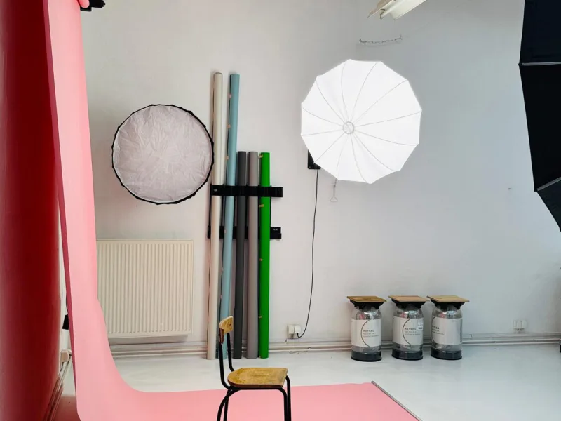 Fotostudio Werk[39]: rosa Hintergrundkarton mit Studioleuchten