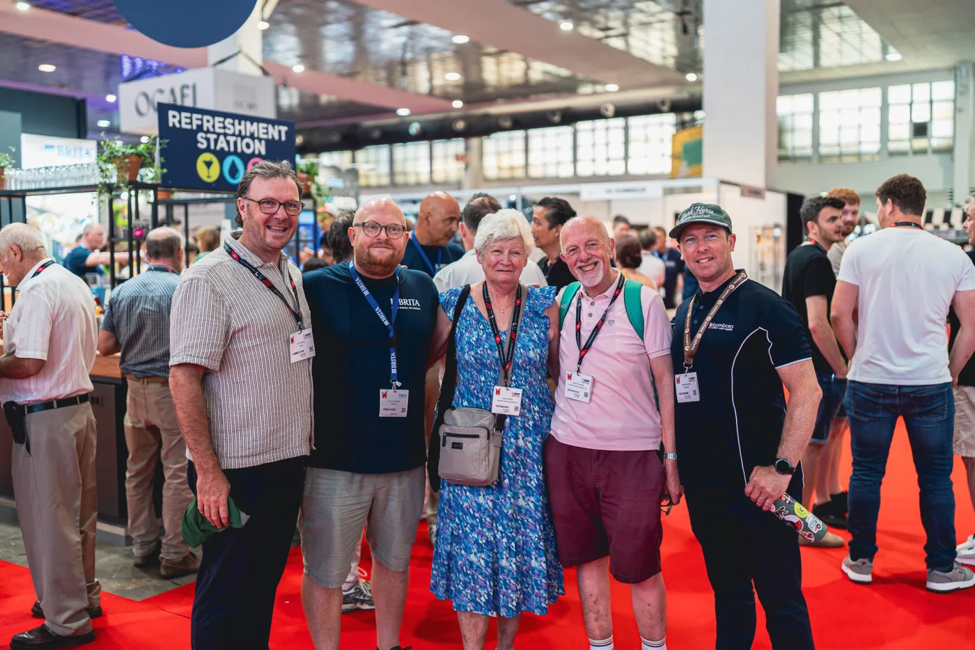 Besucherinnen und Besucher vor dem Stand