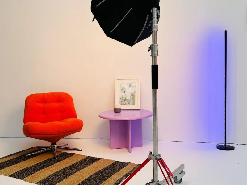 Werk[39]: Set mit Sessel, Beistelltisch und Lichtstativ