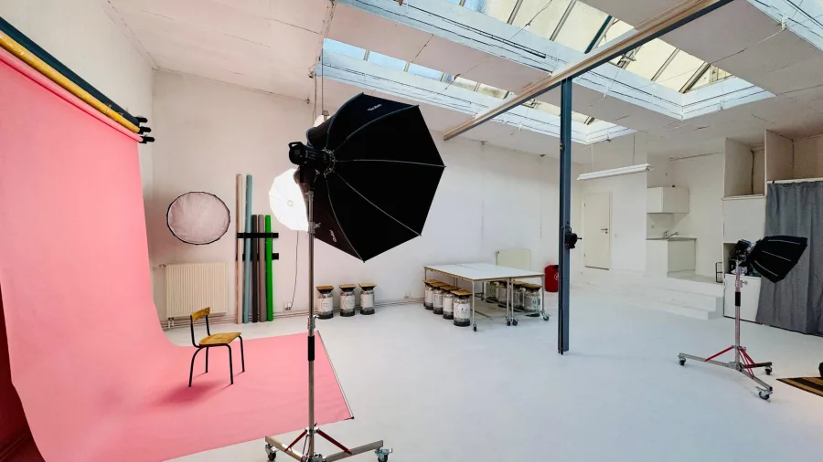Studio Werk[39] in Neu-Isenburg: Tageslichtstudio mit Oberlicht, Hintergrundsystem und Lichtaufbau