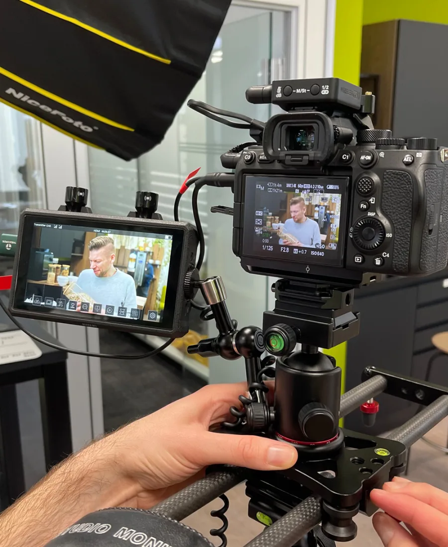 Kameramann mit Gimbal beim Dreh des Erbacher Recruiting-Videos – Filmproduktion von der Agentur ZQUAD