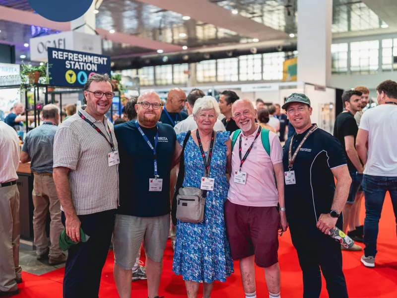 Besucherinnen und Besucher vor dem Stand