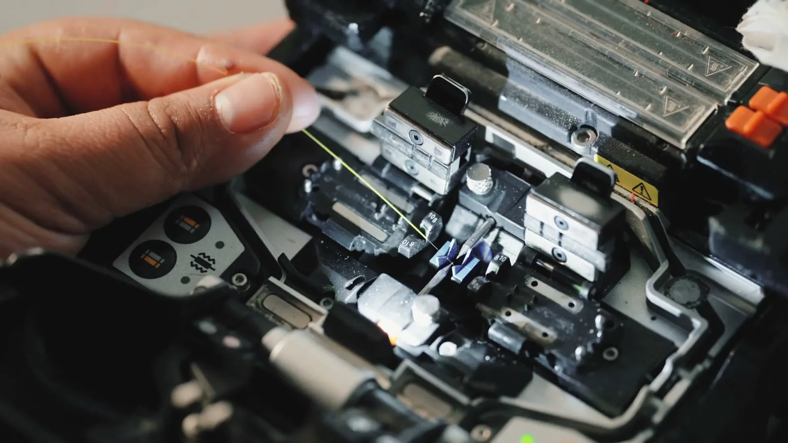 Standbild aus dem Imagefilm für Cable ConX: Glasfaser wird gespleißt