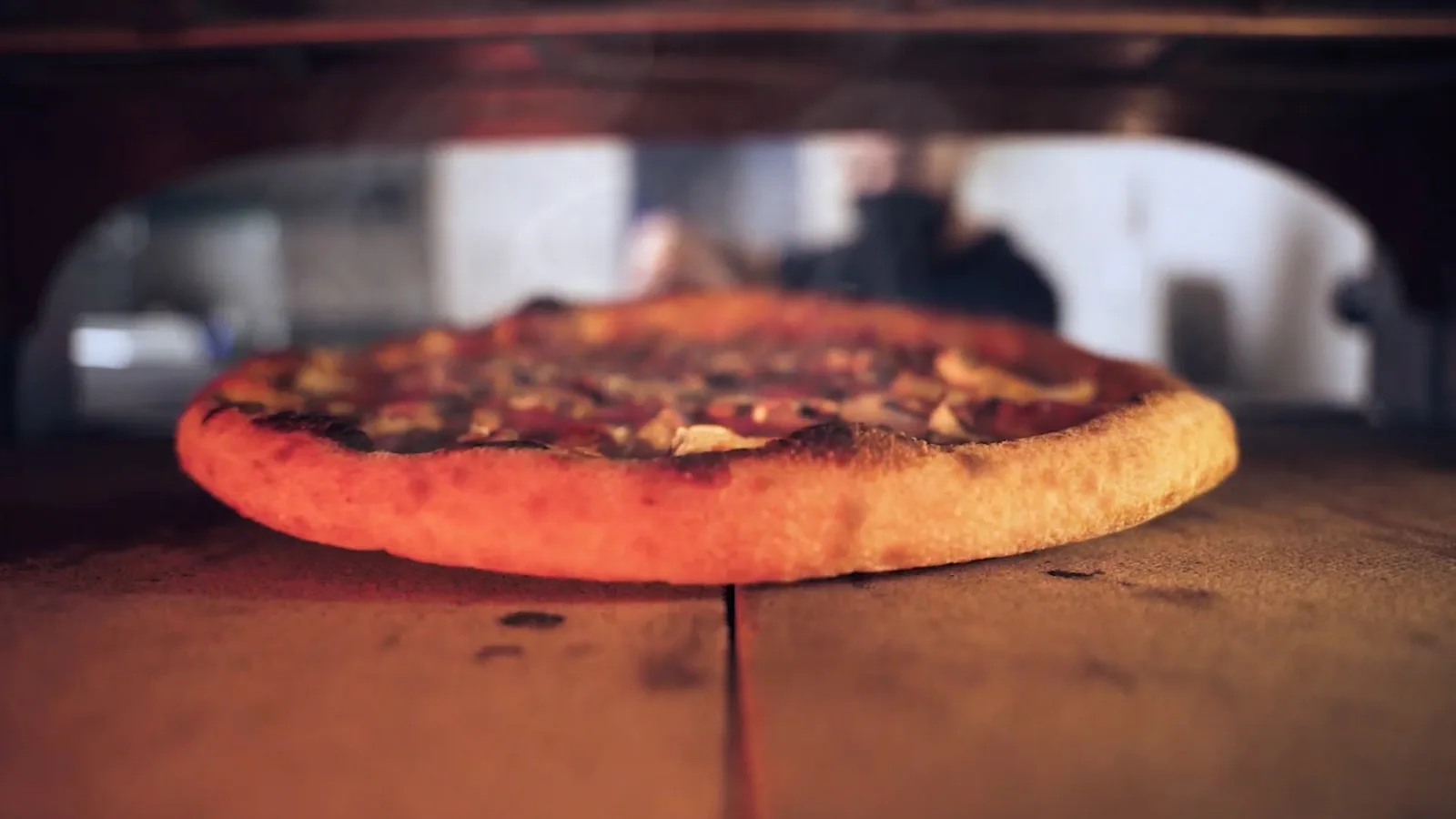 Standbild aus dem Pizza-Werbespot für naïv Frankfurt